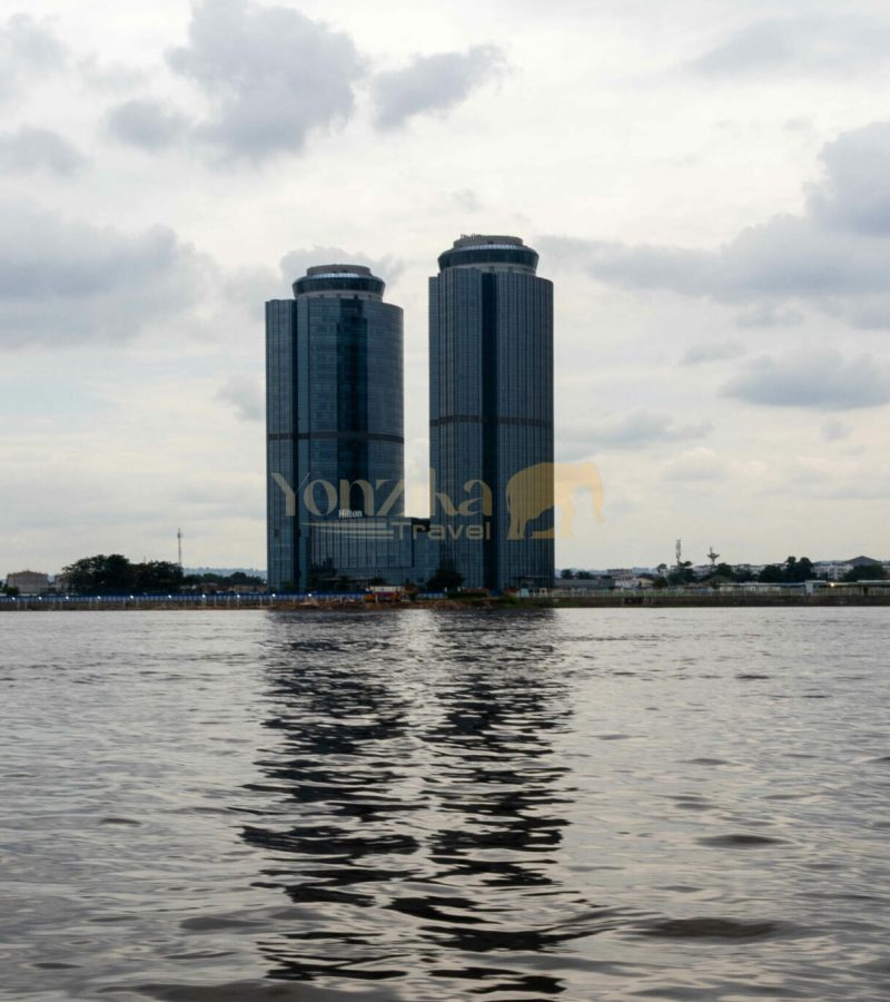 Brazzaville, vue des tours jumelles depuis le fleuve